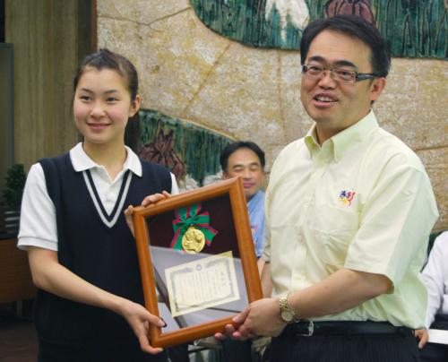 「愛知県スポーツ功労賞」を受賞し大村秀章知事（右）から盾を贈られる村上佳菜子