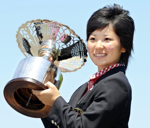ゴルフの日本女子アマチュア選手権を制し、トロフィーを手に笑顔の比嘉真美子