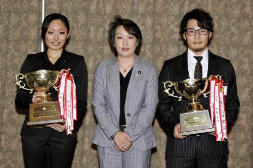 日本スケート連盟の表彰祝賀会で、ＪＯＣ杯を受賞した安藤美姫（左）と加藤条治。中央は橋本聖子連盟会長