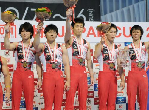 男子団体で優勝した内村航平（左端）ら日本チーム