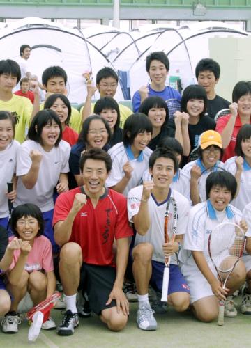 テニス教室に参加した子どもたちと記念写真に納まる錦織圭（前列中央右）と松岡修造さん（同左）