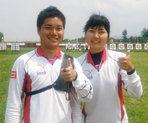 アーチェリーの世界選手権で五輪出場枠を獲得した菊地栄樹（左）と早川漣