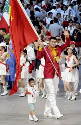 北京五輪開会式で、中国選手団の旗手を務める姚明
