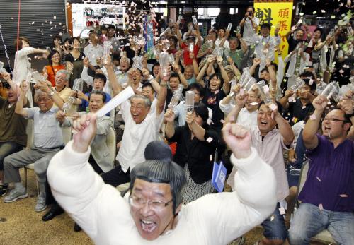 大関魁皇が史上最多勝記録に並ぶ通算１０４５勝を挙げ、喜びに沸く地元の人たち