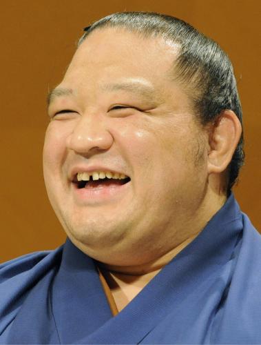 現役引退の記者会見で「最高の相撲人生だった」と笑顔を見せた魁皇