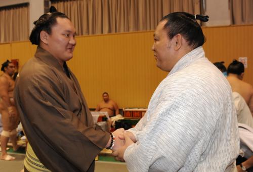 ＜大相撲名古屋場所・１２日目＞元大関・魁皇の浅香山親方（右）と握手を交わす白鵬