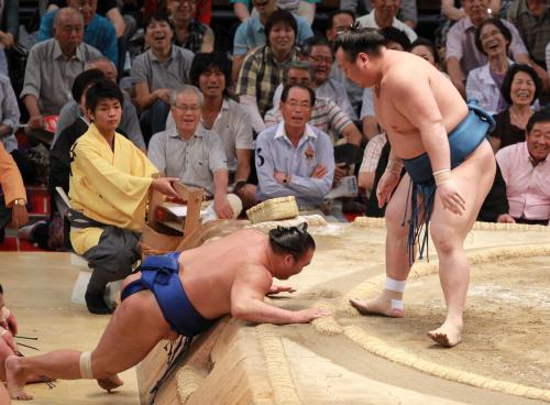 ＜大相撲名古屋場所１２日目＞宝富士（右）に寄り切りで敗れ９敗目にガックリの高見盛