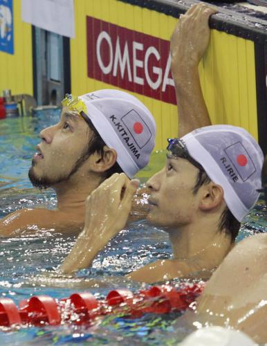 練習中、競泳会場内の大型スクリーンを見る北島康介（左）と入江陵介