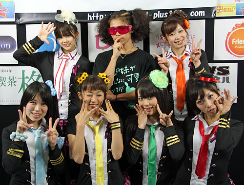 アイドルユニットプロデュース発表会見を行ったトリノオ五輪スノーボードハーフパイプ日本代表の成田童夢（後列中央）とＤ－ｓｉ☆’ｓ