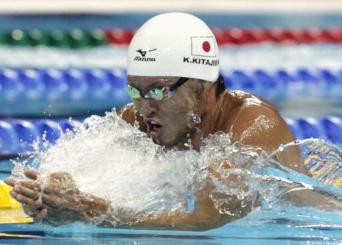 男子１００メートル平泳ぎ予選　全体の３位の５９秒９６で準決勝進出を決めた北島康介