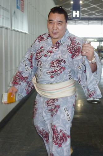 大相撲名古屋場所で優勝し、上機嫌でモンゴルへ帰国する大関日馬富士