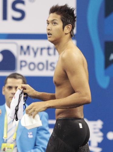 男子１００メートル背泳ぎ準決勝で敗退し、引き揚げる古賀淳也