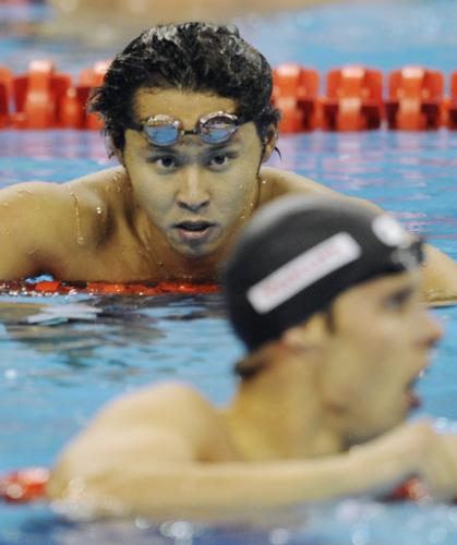 男子１００メートル平泳ぎで優勝したアレクサンドル・ダーレオーエン（手前）を見つめる北島康介