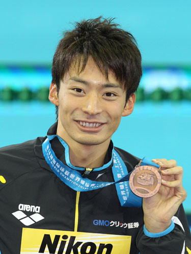＜世界水泳女子１００メートル背泳ぎ決勝＞銅メダルを見せてニッコリ笑顔の入江