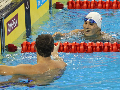 ＜世界水泳　男子２００メートルバタフライ決勝＞レース後、握手する２位の松田（右）と１位のフェルプス