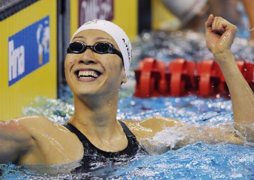 女子50メートル背泳ぎで２位になり、ガッツポーズで喜ぶ寺川綾