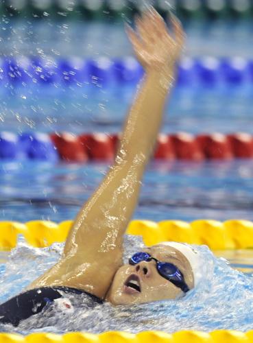 女子２００メートル背泳ぎ予選　全体の８位で準決勝進出を決めた酒井志穂