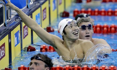 銅メダルを喜ぶ競泳男子４００メートル個人メドレーの堀畑裕也