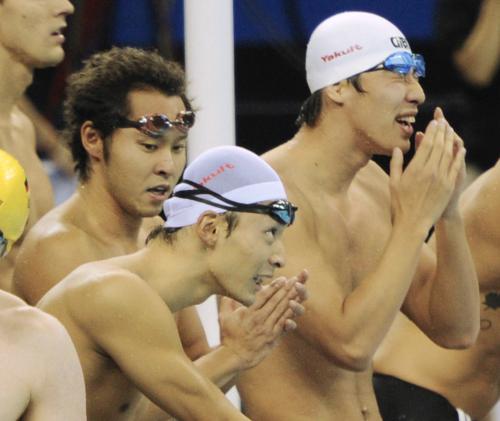 男子４００メートルメドレーリレーでメダルを逃し、悔しそうな（左から）北島、入江、藤井
