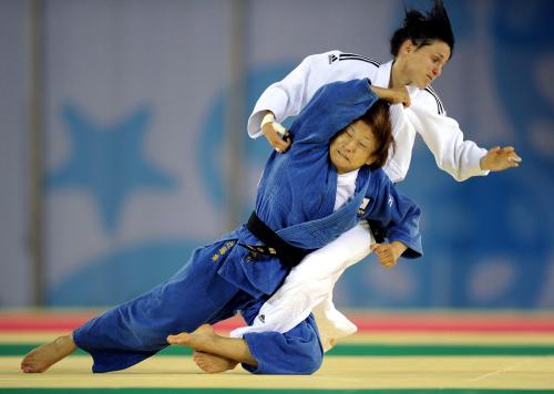 柔道女子48キロ級決勝　ロシア選手を破り優勝した近藤香（左）