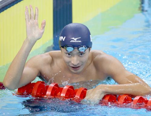 　男子50メートル背泳ぎで優勝した入江陵介