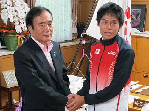 埼玉県の上田清司知事（左）を表敬訪問した陸上世界選手権男子マラソン代表の川内優輝