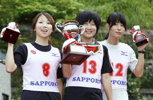表彰台で笑顔を見せる女子優勝の田中温子（中央）。左は２位の平山友梨香、右は３位の岩渕香里
