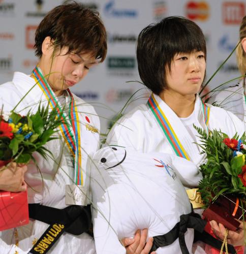 女子48キロ級の表彰式で、うなだれる銀メダルの福見友子（左）と金の浅見八瑠奈