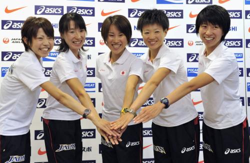記者会見で健闘を誓い、笑顔で手を重ねる（左から）中里麗美、赤羽有紀子、尾崎好美、野尻あずさ、伊藤舞の女子マラソン日本代表