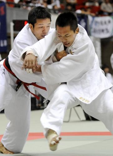 柔道の全日本実業個人選手権に出場し、準々決勝で小川武志選手（左）に敗れた野村忠宏選手