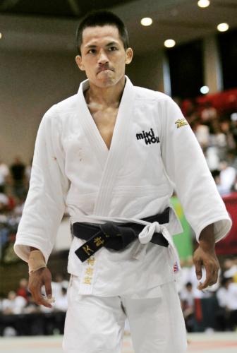 全日本実業個人選手権の準々決勝で敗退し、厳しい表情で引き揚げる野村忠宏選手