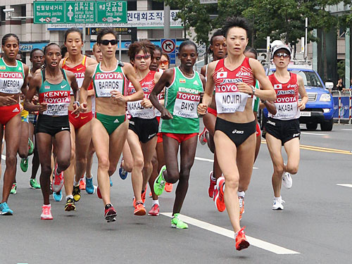 ＜女子マラソン＞１５キロ付近で先頭を走る野尻（右から２人目）