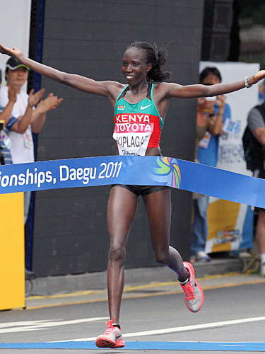 ＜女子マラソン＞１位でゴールするケニアのキプラガト