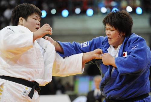 柔道の世界選手権女子７８キロ超級３位決定戦で、田知本愛（左）を破って３位になった杉本美香