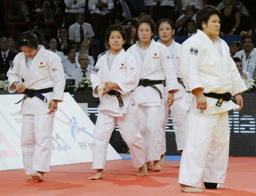 女子団体決勝で、フランスに敗れた日本の（左から）中村、佐藤、上野順、田知本遥、杉本