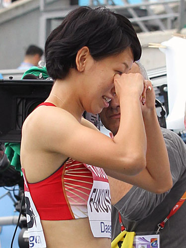 ＜女子１００メートル予選＞準決勝進出を決め、涙を流す福島