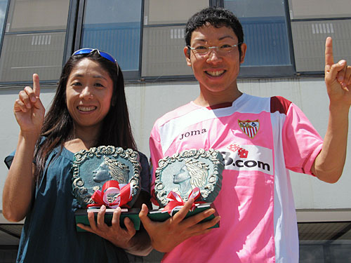 男子１０キロ総合優勝の橋場英雄（右）と女子１０キロ総合優勝の徳田和代