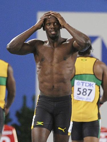 ２８日の男子１００メートル決勝でフライングで失格となり、頭を抱えるウサイン・ボルト