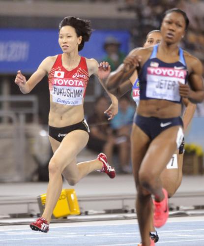 女子１００メートル準決勝　11秒59の３組８着でゴールする福島千里（左）