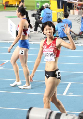 ＜女子１００メートル準決勝＞走り終えて笑顔を見せる福島