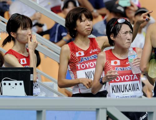 女子５０００メートル予選の結果を待つ（左から）杉原加代、新谷仁美、絹川愛