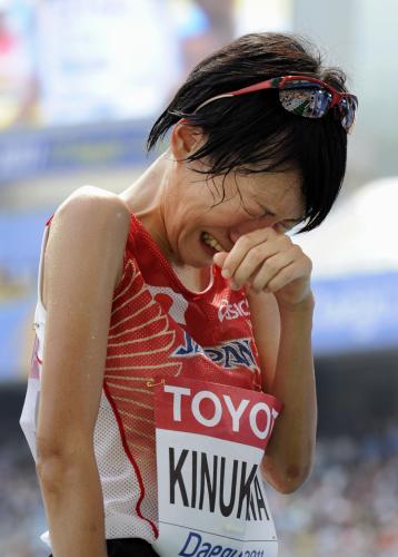 女子５０００メートル予選　レース後に涙を流す、惜しくも決勝進出を逃した絹川愛