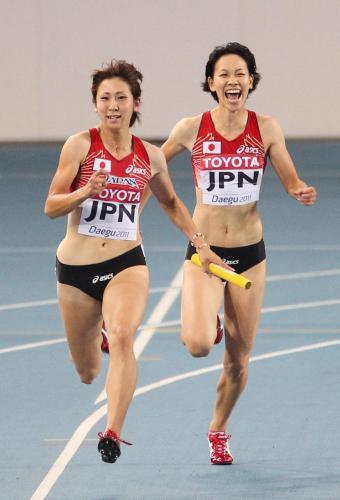 ＜女子１００×４メートルリレー予選＞第３走者の福島からバトンをもらって走る第４走者の今井（左）