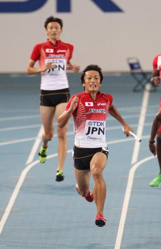 ＜男子４×１００メートルリレー予選＞第３走者・高平（左）からバトンを受け取って走る第４走者・斎藤