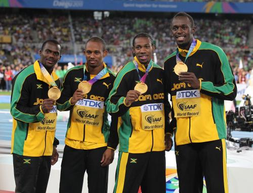 ＜世界陸上　男子４×１００メートルリレー決勝＞金メダルを手にするボルト（右）らジャマイカチーム