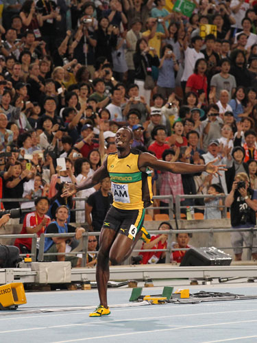 ＜世界陸上　男子４×１００メートルリレー決勝＞ジャマイカチームのアンカーのボルトは大勢の観客を背にゴールするボルト