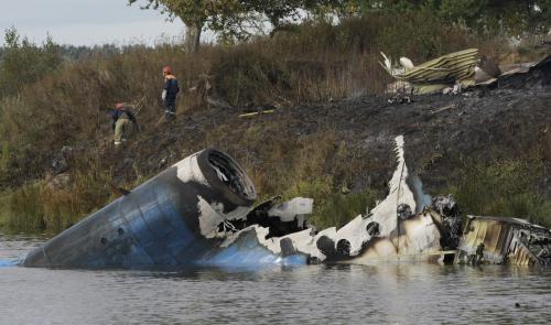 ７日、モスクワ北東ヤロスラブリ州の旅客機墜落現場の川岸で活動する救助隊員ら