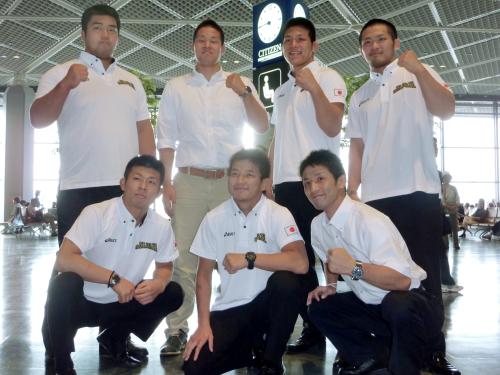 出発を前に成田空港でガッツポーズする長谷川恒平（前列右）ら男子グレコローマンスタイル代表