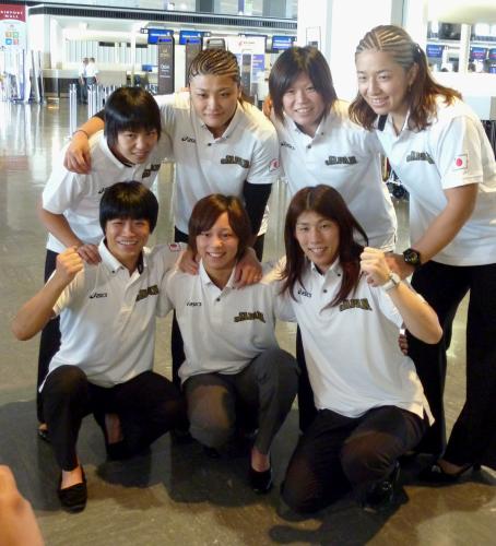 レスリング世界選手権への出発を前に、ポーズをとる吉田沙保里（手前右）ら女子日本代表