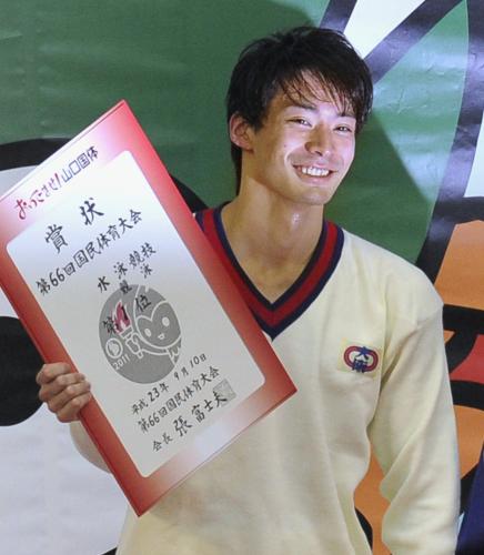 成年男子１００メートル背泳ぎで４連覇を達成し、表彰台で笑顔を見せる入江陵介